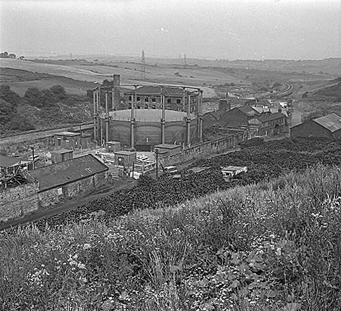 August 1973: Thousands of tyres in Station Road, Morley