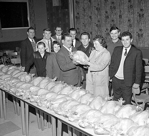 December 1966: Turkeys for old people at Hill Top WMC, West Ardsley.